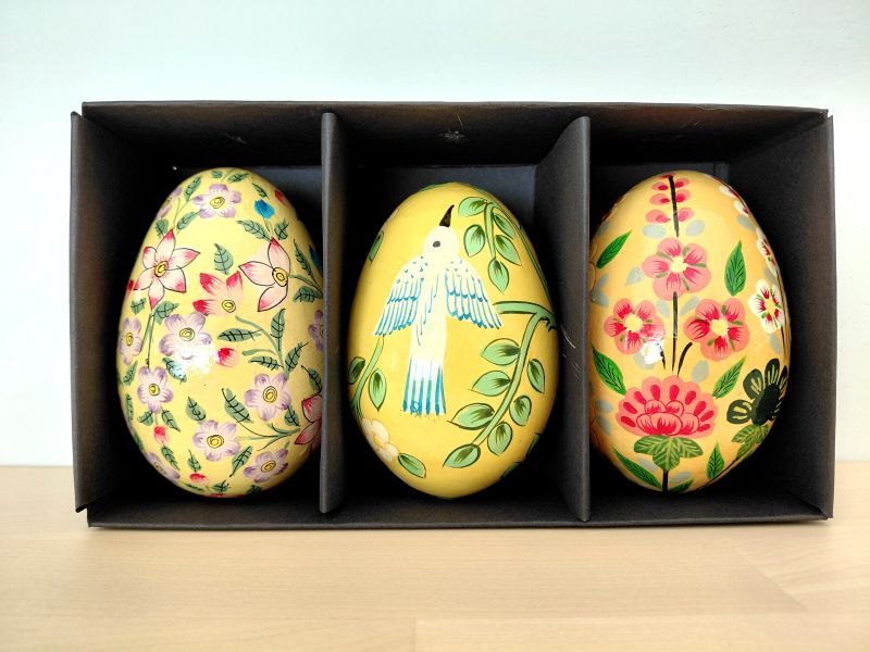 Déco Oeufs de Pâques peints à la main. Artisanal. De la marque Bungalow Denmark. Motifs floraux et oiseaux