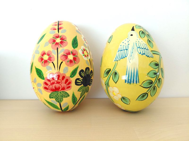 Déco Oeufs de Pâques peints à la main. Artisanal. De la marque Bungalow Denmark. Motifs floraux et oiseaux