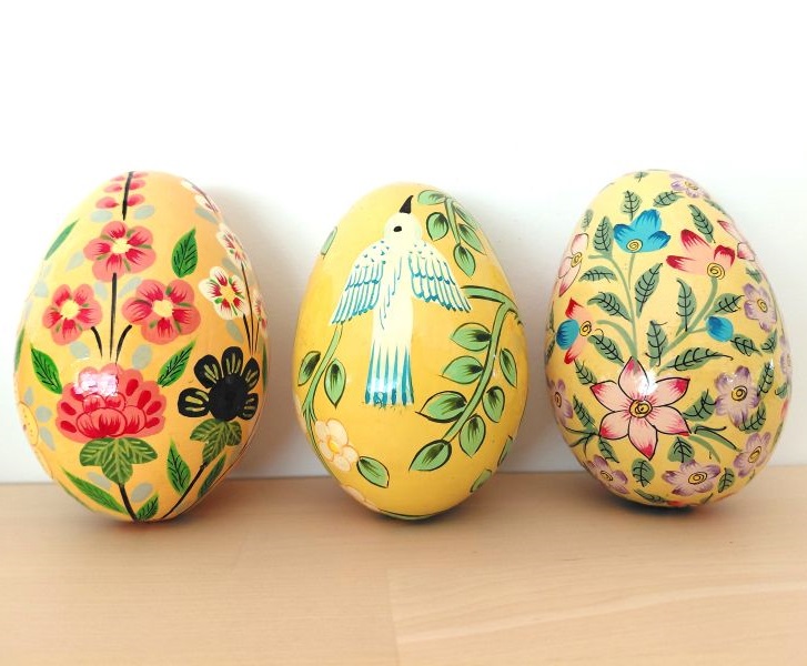 Déco Oeufs de Pâques peints à la main. Artisanal. De la marque Bungalow Denmark. Motifs floraux et oiseaux